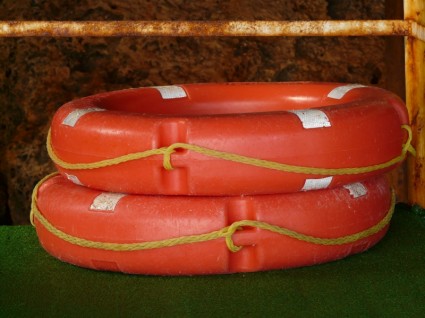 resgate de bóias salva-vidas vermelho
