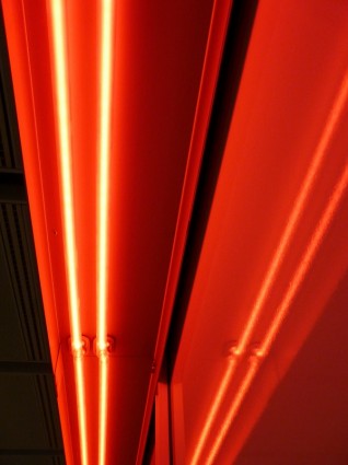 pencahayaan lampu neon merah