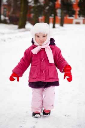 فتاة صغيرة في فصل الشتاء