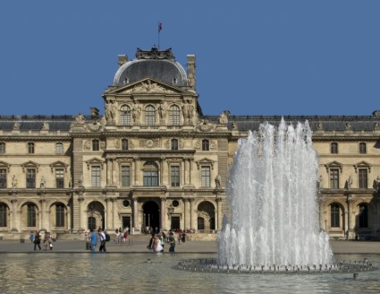 قصر متحف اللوفر باريس فرنسا