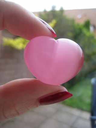 tình yêu trái tim màu hồng