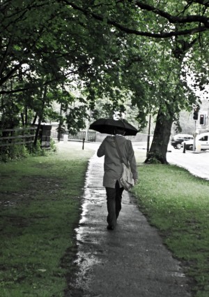 człowiek i parasol