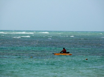 người đàn ông đi thuyền kayak