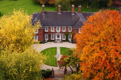 mansión en otoño