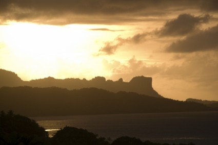 langit matahari terbenam Mikronesia