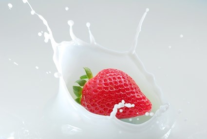 photo de qualité de lait et de fraises