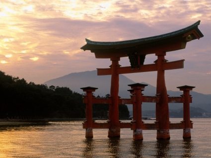 ศาลเจ้ามิยาจิมาที่โลกญี่ปุ่นพื้นหลังพระอาทิตย์ตกดิน