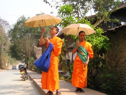 orange de moines bouddhistes