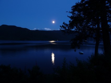 月の月の輝き canim 湖