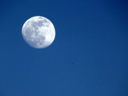 mặt trăng trên bầu trời
