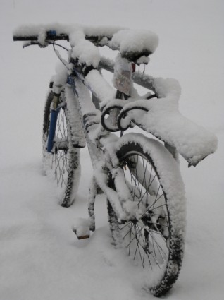 山地自行車雪下雪