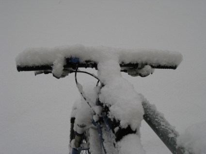 xe đạp leo núi tuyết rơi trong tuyết