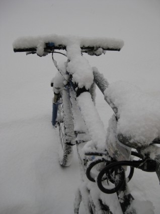 Sepeda gunung salju turun di salju