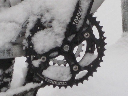 bici di montagna ricoperta di neve nevicato