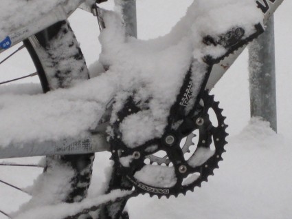 雪在下了雪的山地自行車