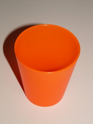 оранжевый напиток кружка