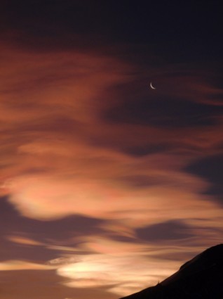 nacreous เมฆและดวงจันทร์