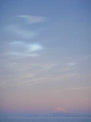 Nacreous Wolken über Mt-Entdeckung