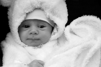 Neugeborenes Baby im winter