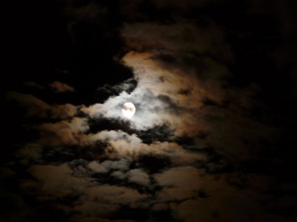 晚上月亮云