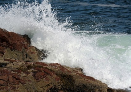 gelombang laut yang memukul batu
