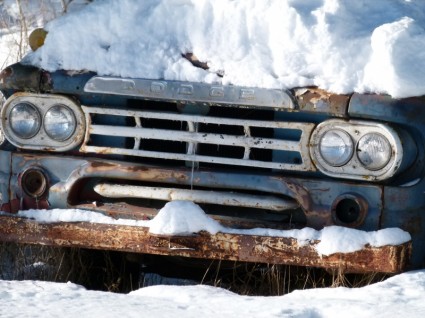viejo automóvil cubierto de nieve