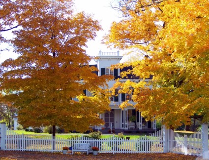 casa antigua en árboles de otoño