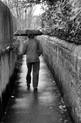 Alter Mann im Regen