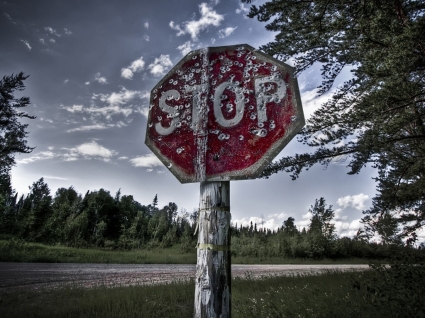 señal de stop viejo papel pintado otra naturaleza