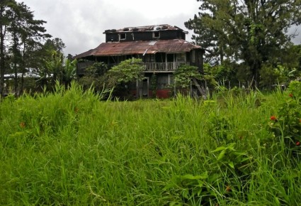 ngôi nhà cũ bằng gỗ