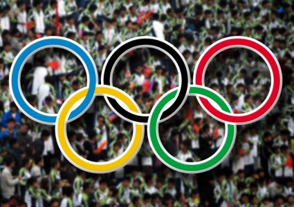 Олимпийские кольца и толпа