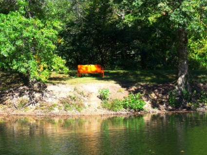オレンジ色のベンチ