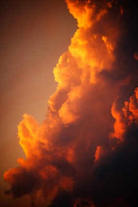 Orange nuages au coucher du soleil