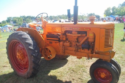 Оранжевый трактор
