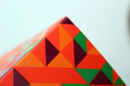 オレンジ色の三角形の背景