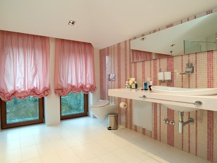 창백한 핑크 스타일 세련 된 욕실 사진
