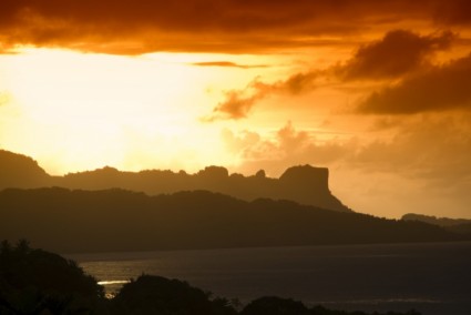 o pôr do sol do Palu Micronésia
