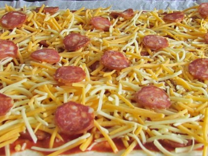 chảo bánh pizza pepperoni hỗn hợp pho mát