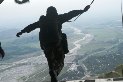 นักกระโดดร่มชูชีพ parachuting กระโดดจากเครื่องบิน