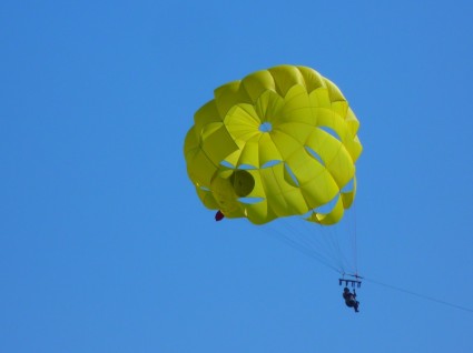 парасейлинг, управляемый с парашютом высокой