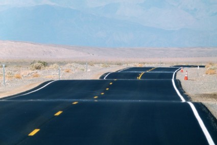 pavimentada estrada vale da morte na Califórnia