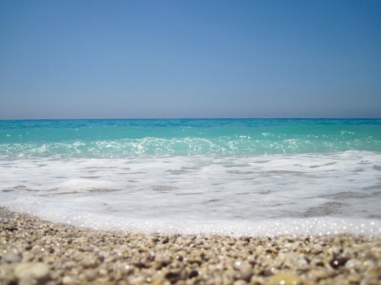 小卵石海灘和大海