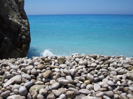 小石のビーチと海