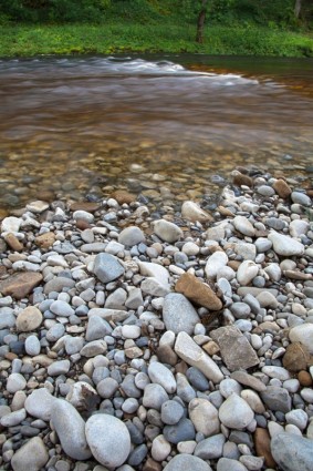 piedras y río