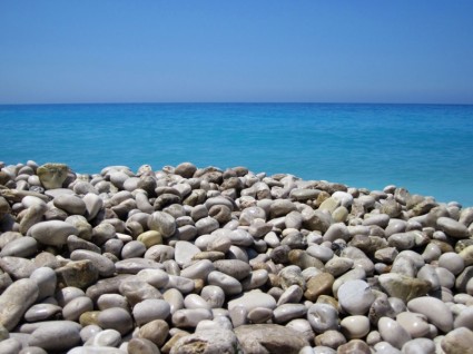 바다와 돌 멩이