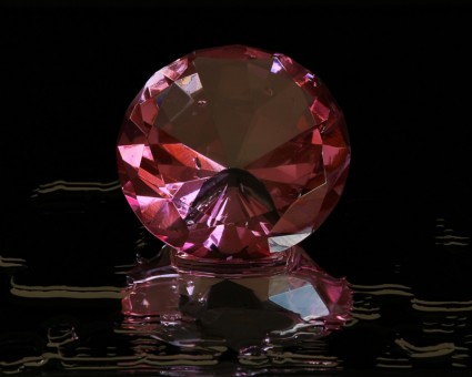 圆形切割的宝石粉红钻石