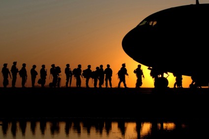 o nascer do sol do avião soldados