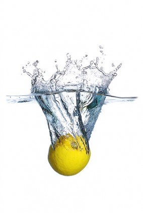 plongé dans l'image de l'eau de citron
