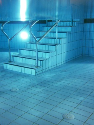 escalier de piscine sous l'eau