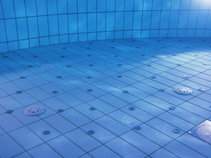 Pool Fliesen unter Wasser